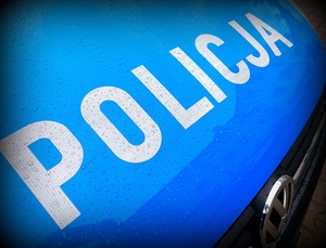 Napis policja na radiowozie.