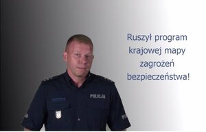 policjant w mundurze i napis ruszył program krajowej mapy zagrożeń bezpieczeństwa