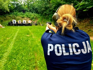 Policjantka w mundurze ma strzelnicy.