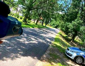 radiowóz stojący na poboczu i miernik prędkości