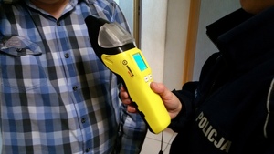 Koszula mężczyzny badanego na stan trzeźwości przez policjanta.