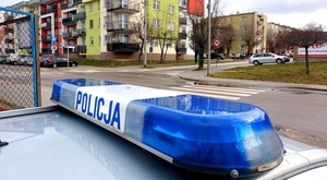 Dach radiowozu i przejście dla pieszych.