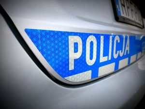 Napis policja na radiowozie.