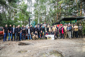 Uczestnicy zawodów na podium oraz obok z pucharami.