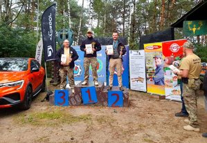 Uczestnicy zawodów na podium.