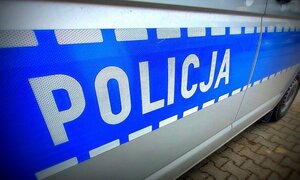 Napis policja na drzwiach radiowozu.