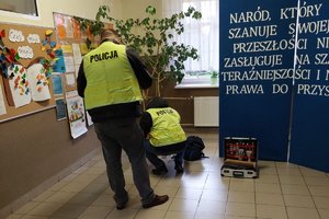 Policjanci w kamizelkach odblaskowych podczas oględzin.