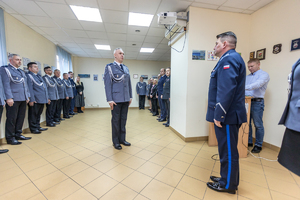 Dowódca uroczystości składa meldunek komendantowi wojewódzkiemu obok stoją goście i inni policjanci.