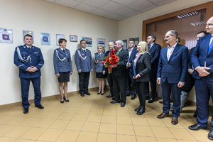 Policjanci i zaproszeni goście.