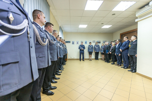 Policjanci stoją obok siebie.