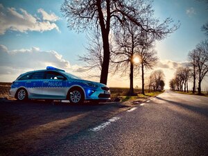 radiowóz policyjny stojący przy drodze.