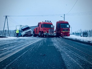 ciężarówka w rowie i dwa holowniki.