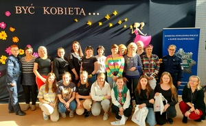 panie stojące przy ścianie i policjantki.