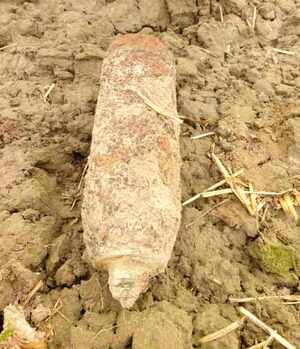 pocisk leżący na polu ornym.