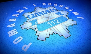 gwiazda policyjna na radiowozie oraz napis pomagamy i chronimy, numer alarmowy 112.
