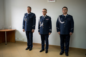 trzech komendantów w mundurach stoją obok siebie.