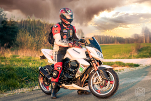 mężczyzna na motorze.