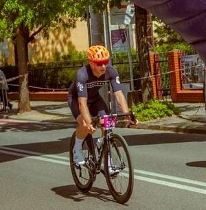 mężczyzna na rowerze w kasku jadący w wyścigu