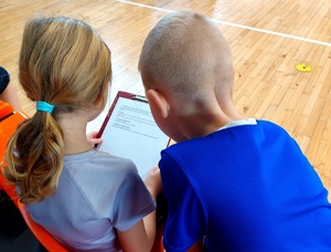 Chłopiec i dziewczynka patrzą na test pytań.