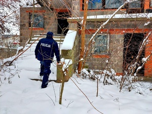 Policjant wchodzący do pustostanu.