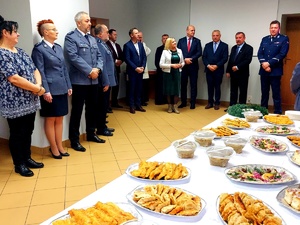 Policjanci oraz zaproszeni goście stoją obok siebie.