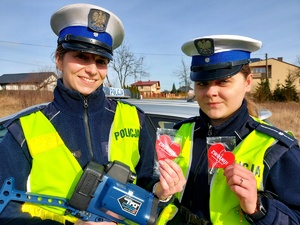 Policjantki trzymające w rekach serduszka.