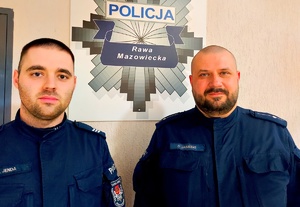 Dwóch policjantów, na ścianie gwiazda policyjna z napisem policja Rawa Mazowiecka.