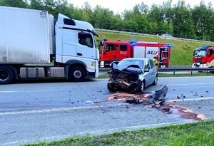 Rozbite auto osobowe, samochód ciężarowy oraz radiowozy strażackie.