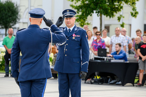 Policjant salutuje przed Komendantem Wojewódzkim.