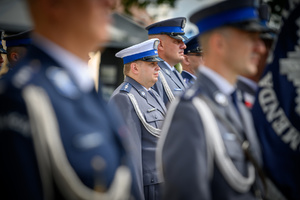 Policjanci stojący w rzędzie.