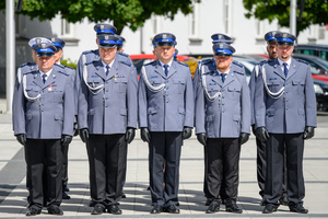 Policjanci stojący w rzędzie.