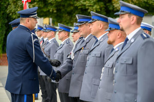 Komendant składa gratulacje mianowanym policjantom.