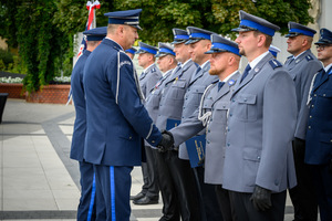 Komendant składa gratulacje mianowanym policjantom.