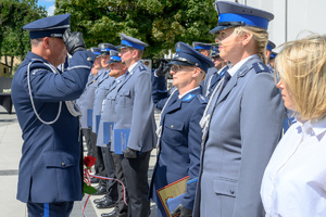 Komendant salutuje wraz z policjantką.