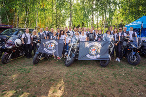 Klub motocyklowy z pojazdami.