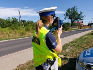 Umundurowana policjantka prowadząca kontrolę prędkości.