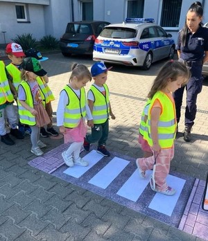 Umundurowana policjantka podczas spotkania profilaktycznego.