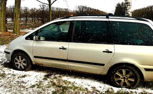 Auto stojące pomiędzy sadami.