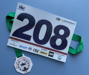 Numer startowy 208 oraz medal.