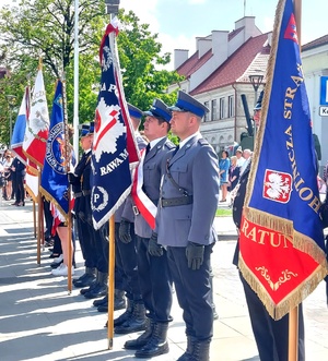 Policjanci ze sztandarem.