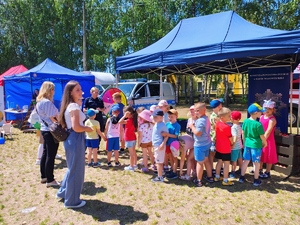 Dzieci i policjantka przy kole fortuny.