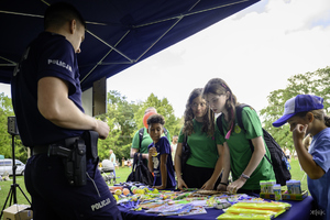 Policjant razem z dziećmi.