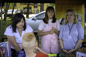 Namiot z pracownikami Urzędu Pracy.