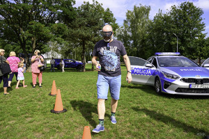 Radiowóz i mężczyzna pokonuje tor w alkogoglach.