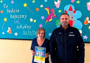 Policjant i nauczycielka z plakatem.