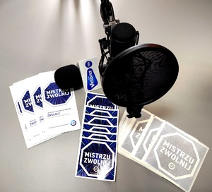 Ulotki mistrzu zwolnij, mikrofony w studio radia Victoria.