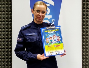 Policjantka z plakatem w radio.