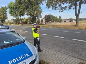 Umundurowany policjant podczas kontroli ruchu drogowego.