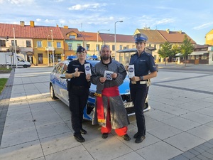 Policjantki promujące akcję wspólnie z dyrektorem Miejskiej Biblioteki Publicznej w Rawie Mazowieckiej.