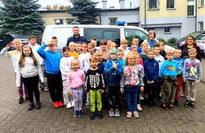 Dzieci, nauczyciele, policjant i radiowóz.